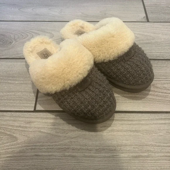 Ugg slippers size 8 - Picture 1 of 4